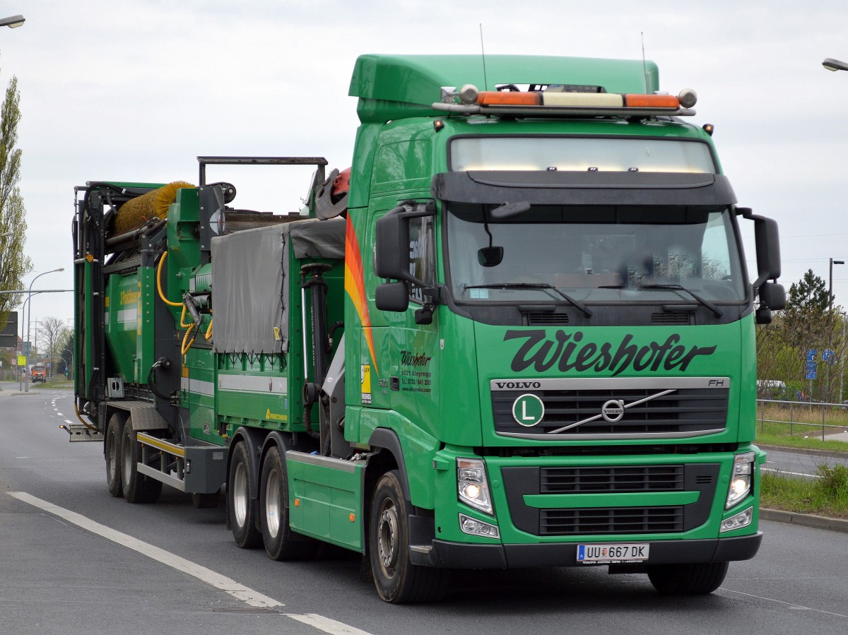 Ein VOLVO FH 500 EEV LKW (Selbstlader) der Fa.Wieshofer mit firmeneigenen neuson-ecotec Trommelhacker als mobilen Hänger am Haken am 11.04.14 Schönefeld.