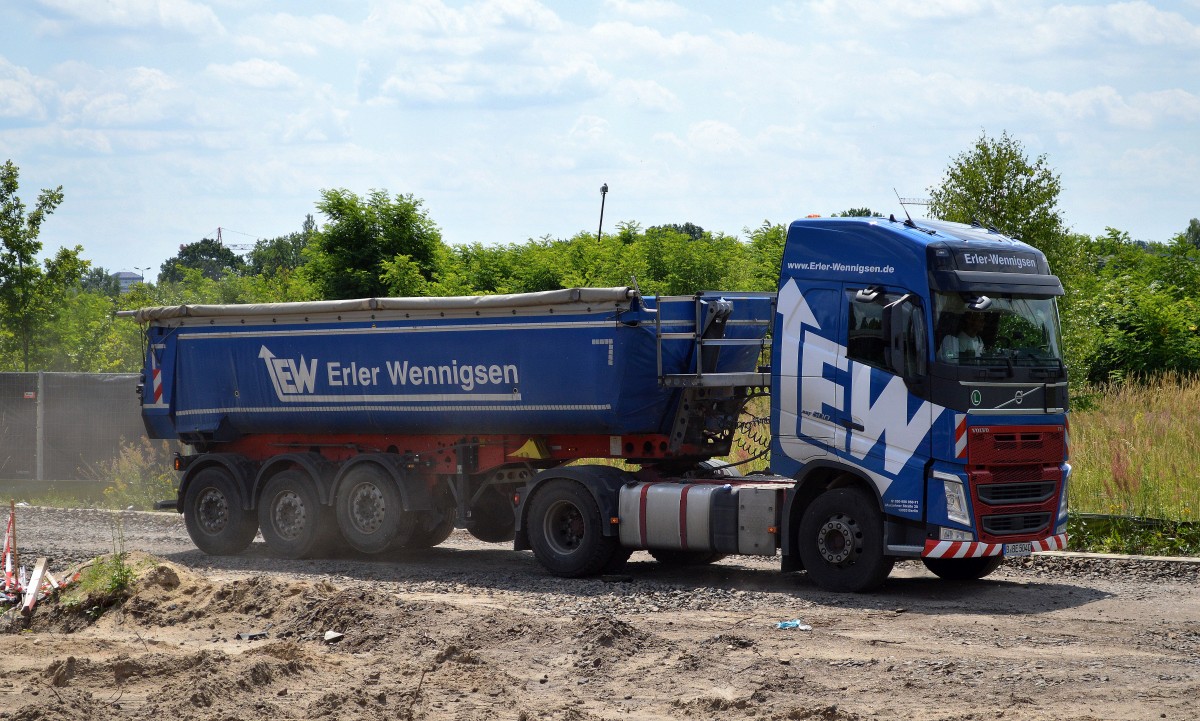 Ein VOLVO FH 500 EEV Sattelkipper der Fa. Erler-Wennigsen am 29.06.15 Großbaustelle Berlin-Schöneweide.