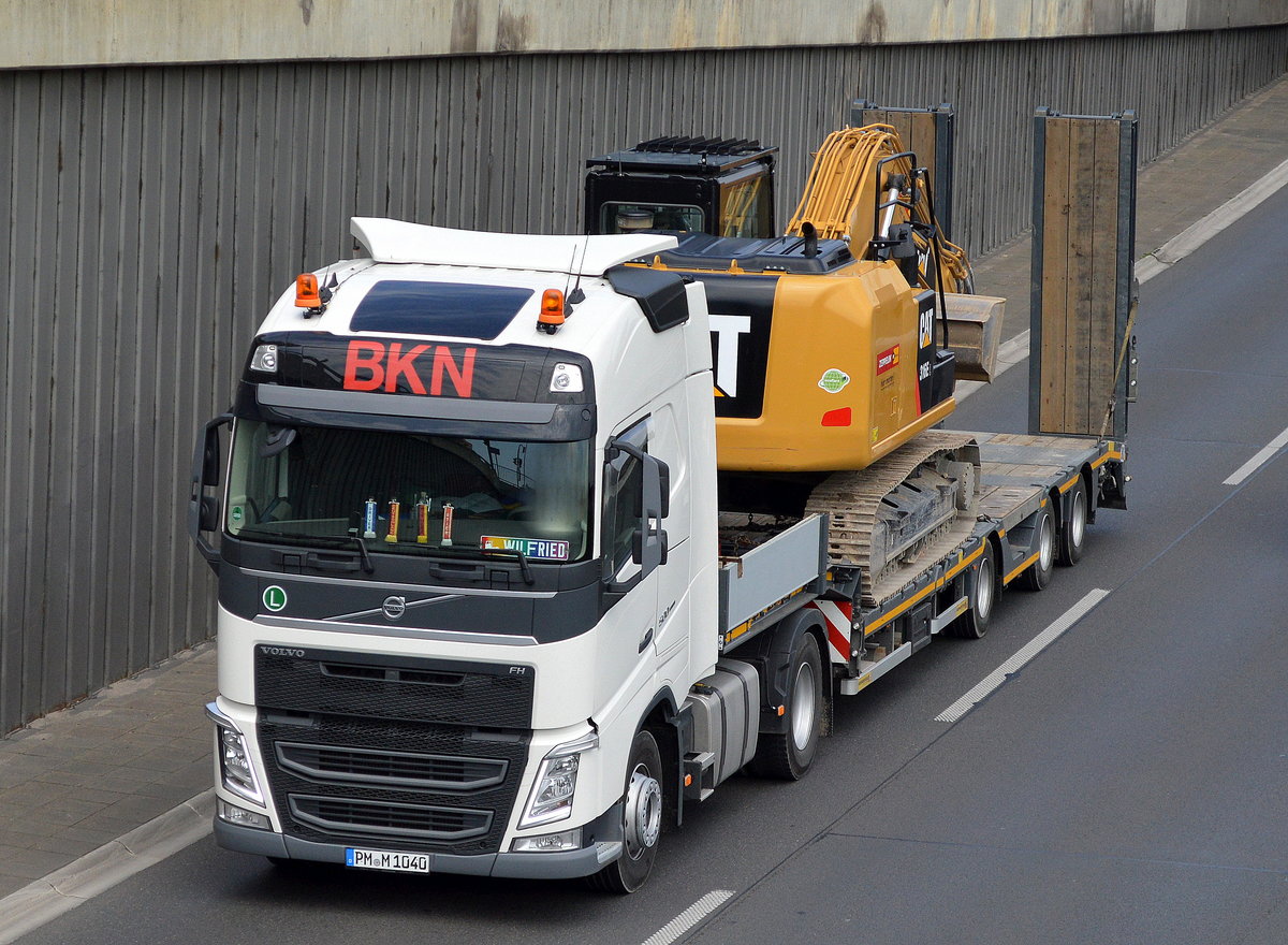 Ein VOLVO FH 500 EEV der Fa.BKN mit Ladebrücken-Trailer mit Mietbaumaschine (CAT-Raupenbagger)am 31.05.16 auf der Berliner Stadtautobahn Höhe Knobelsdorffstr.