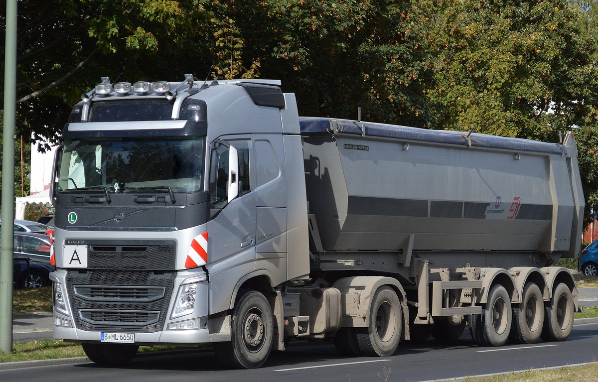 Ein VOLVO FH 500 Sattelkipper der Fa. DLC Containerdienst am 29.09.16 Berlin Marzahn.