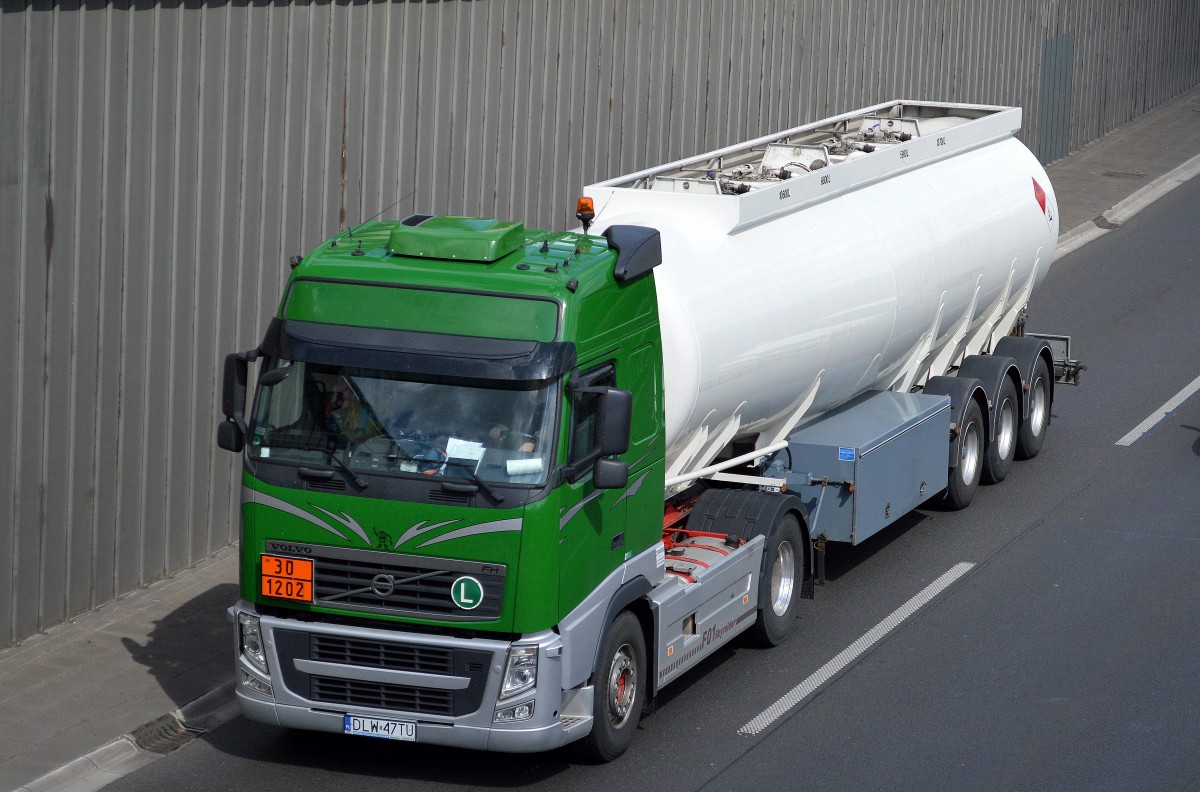 Ein VOLVO FH mit Tankauflieger lt UN-Nr.30/1202 für Dieselkraftstoff-Transporte am 07.05.15 Berliner Stadtautobahn Höhe Knobelsdorffstr.