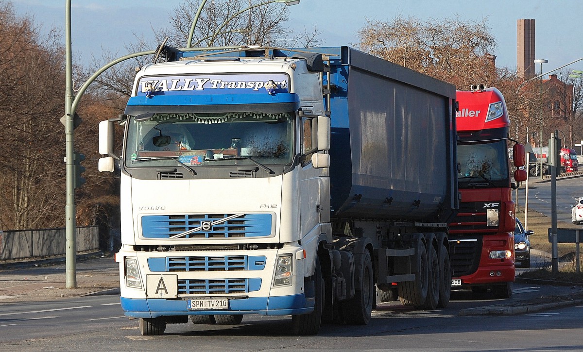 Ein VOLVO FH12 430 PS Sattelkipper der Fa. WALLY Transport auf dem Weg zum Berliner Westhafen am 06.02.14 Berlin-Beusselbrücke.