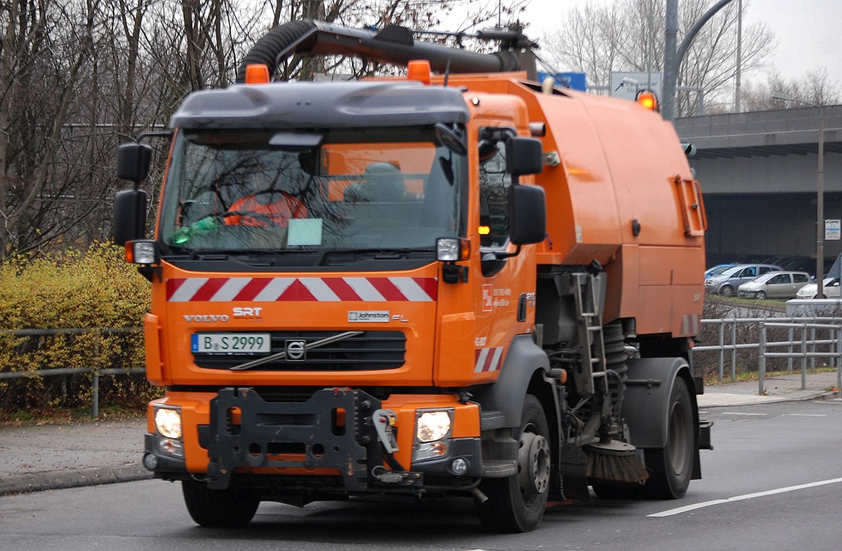 Ein VOLVO FL 260 Straßenkehrfahrzeug der Berliner Statdtreinigung am 11.12.13 Berlin-Heinersdorf.