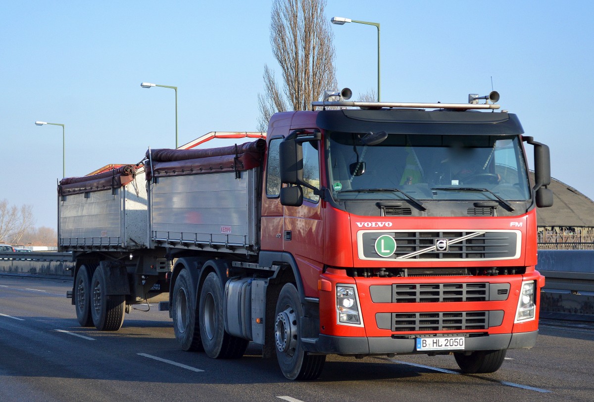Ein VOLVO FM 410 Baukipper + Hänger am 17.02.16 Berlin-Heinersdorf.