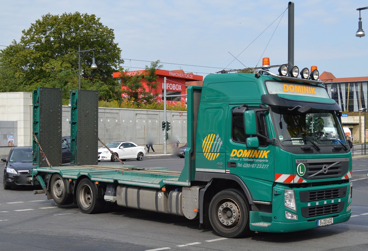 Ein VOLVO FM 410 EEV Tieflader der Fa. DOMINIK Schwer- & Tiefladertransporte hatte einige Zeit zuvor noch zwei hydrauliche Arbeitsbühnen auf der Ladefläche, hier auf Leerfahrt zurück, 21.08.14 Berlin-Pankow. 