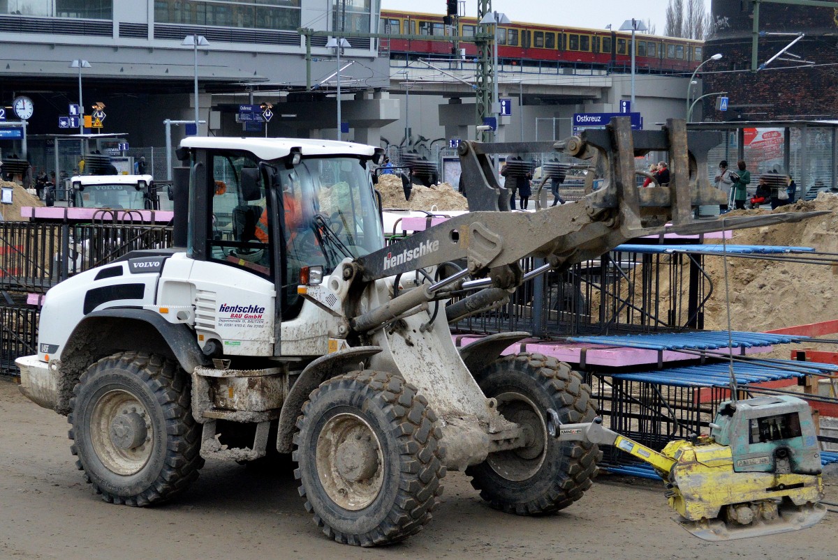 Ein VOLVO L45F Radlader, der Fa. hentschke am 12.03.15 Großbaustelle Berlin-Ostkreuz.