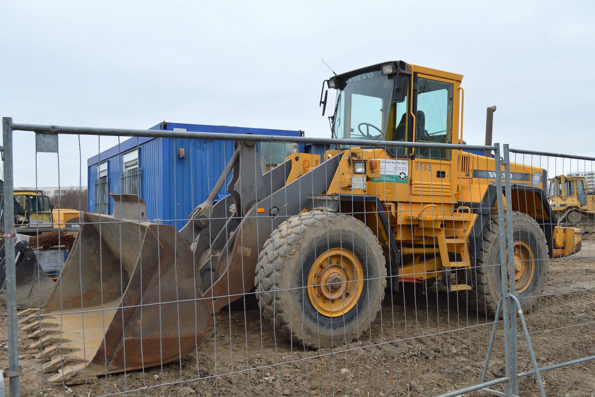 Ein VOLVO L90C Radlader der Geisler Glöwener Recycling GmbH am 16.02.16 Berlin-Hohenschönhausen.