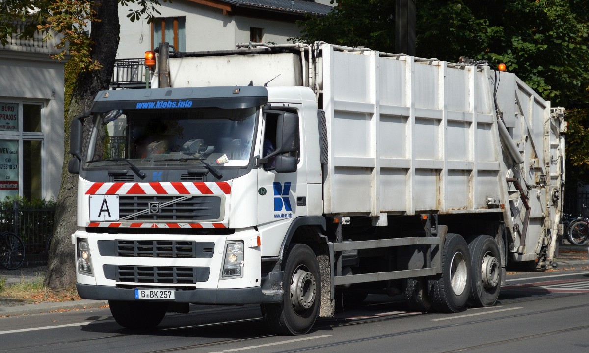 Ein VOLVO Müllentsorgungsfahrzeug der Fa. Bermd Klebs Container und Recycling GmbH & Co.KG am 25.08.14 Berlin-Niederschönhausen.