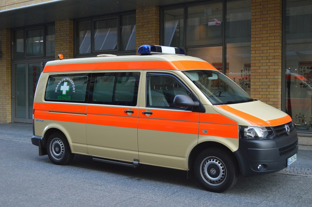Ein VW Krankentransporter der Fa.KRANKENTRANSPORT SCHAUB in Berlin-Hellersdorf, 27.10.15
