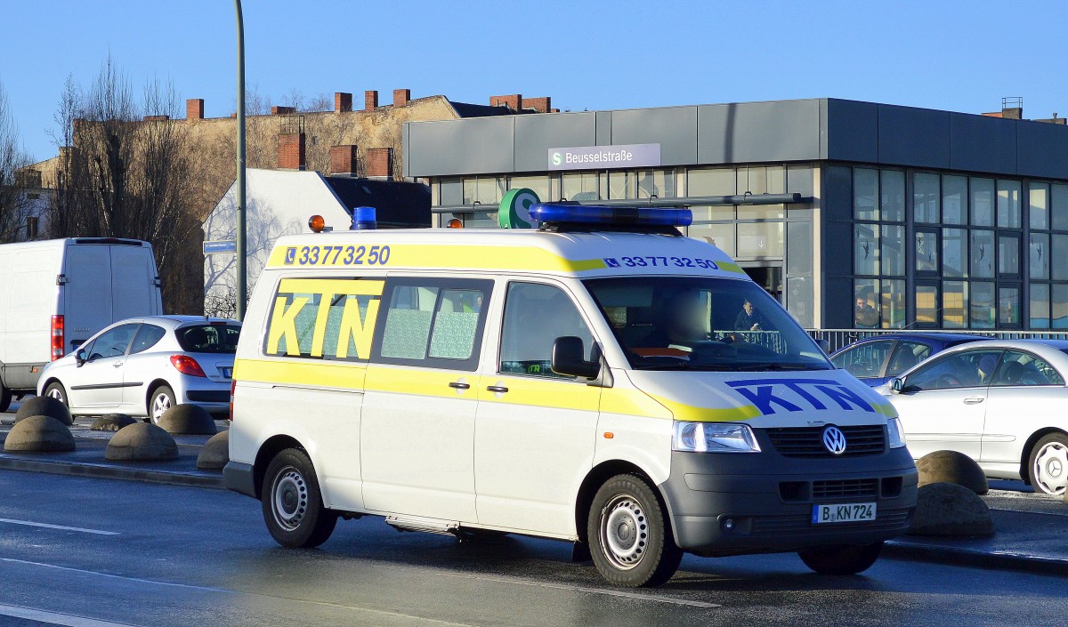 Ein VW-Krankentransporter einer mir bisher völlig unbekannten Berliner Fa. mit dem Namen KTN Krankentransport Nord UG am 03.03.15 Berlin-Beusselbrücke.