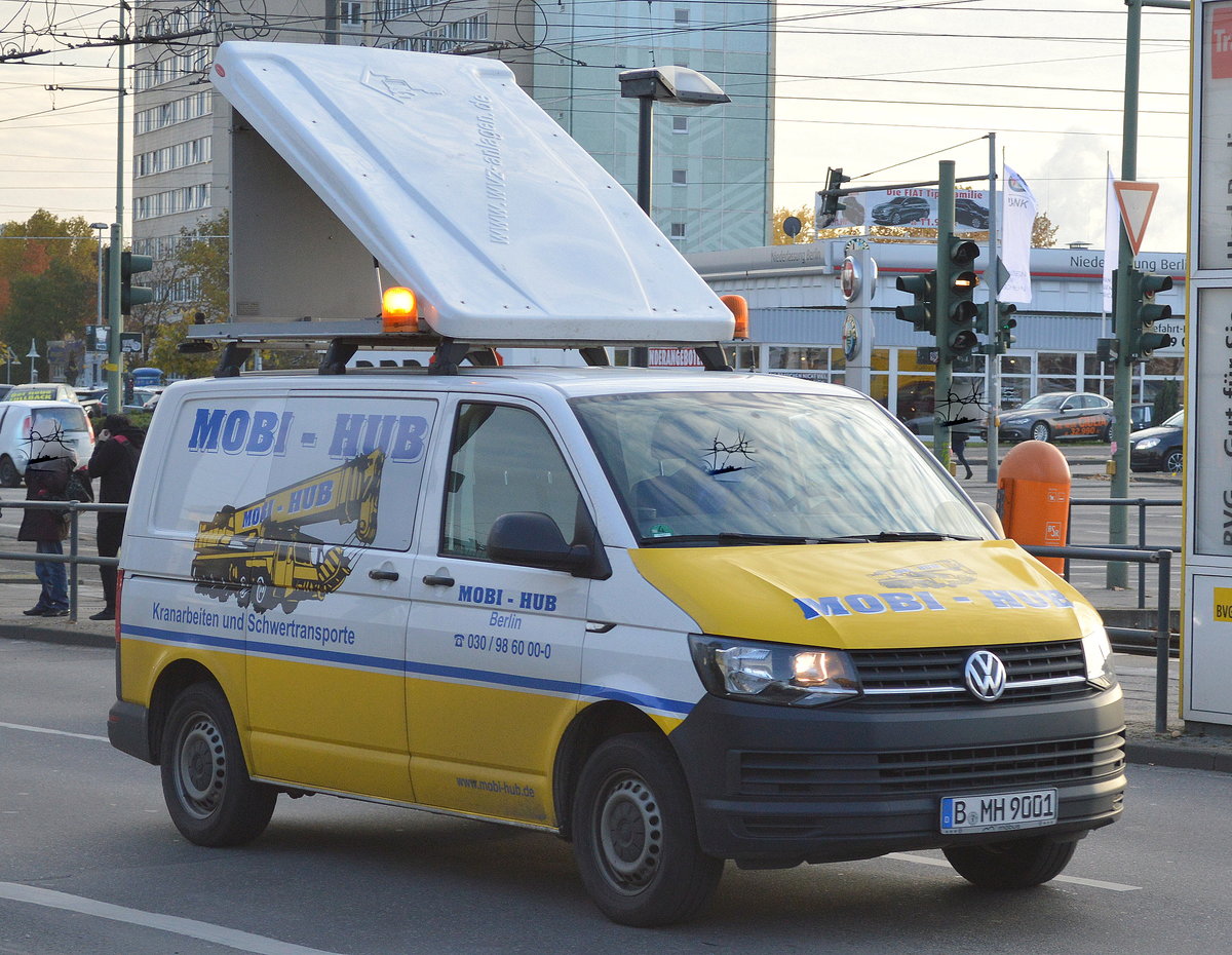 Ein VW-Transporter als Schwerlastbegleitfahrzeug der Fa. MOBI-HUB aus Berlin am 09.11.16 Berlin-Marzahn.