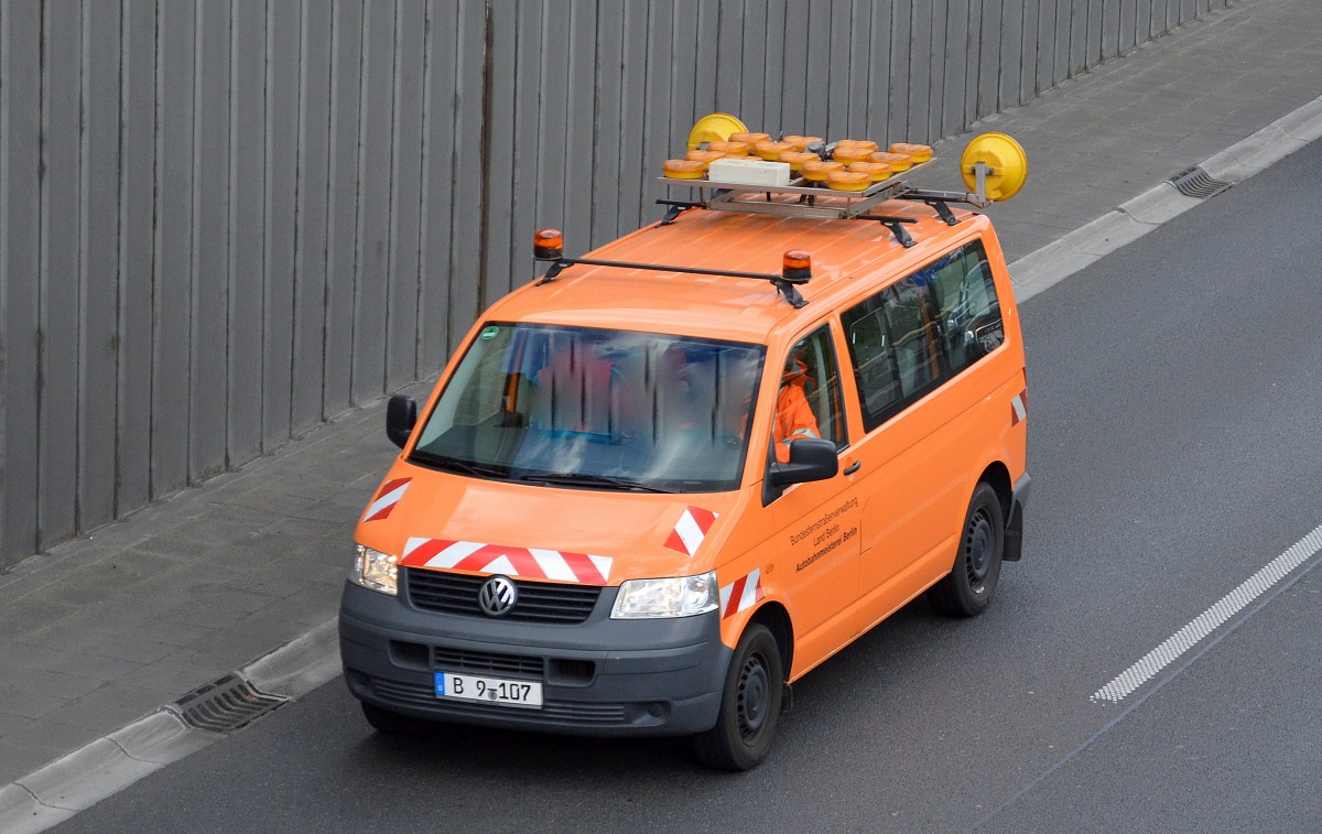 Ein VW Transporter der Bundesfernstraßenverwaltung Land Berlin Autobahnmeisterei Berlin am 07.05.15 Berliner Stadtautobahn Höhe Knobelsdorffstr.