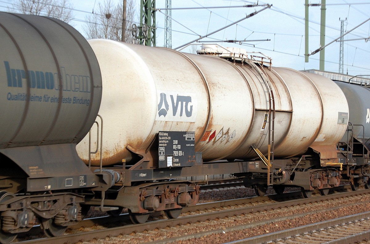 Ein wei�er Kesselwagen vom Wageneinsteller VTG in Hamburg mit der Nr. 33 RIV 80 D-VTGD 7929 828-1 Zacns Bf.: Maschen-Rbf. lt. Gefahrstofftafel 336/1093 f�r den Transport von Acrylnitril, 17.12.13 Bhf. Flughafen Berlin-Sch�nefeld.