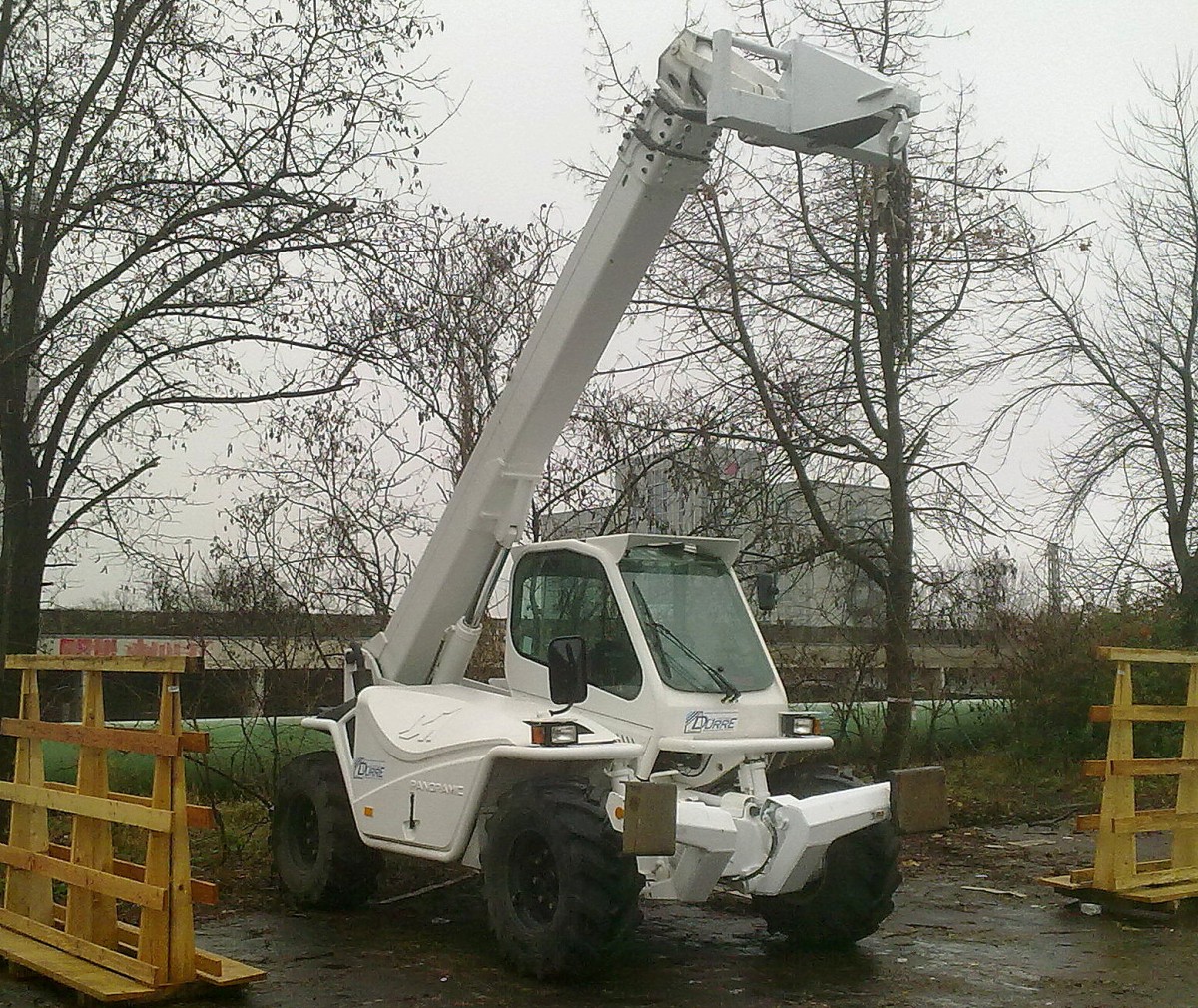 Ein weißer MERLO PANORAMIC Typ? Teleskoplader einer Privatfirma in der Nähe S-Bhf. Berlin Landsberger Allee, 12.12.13