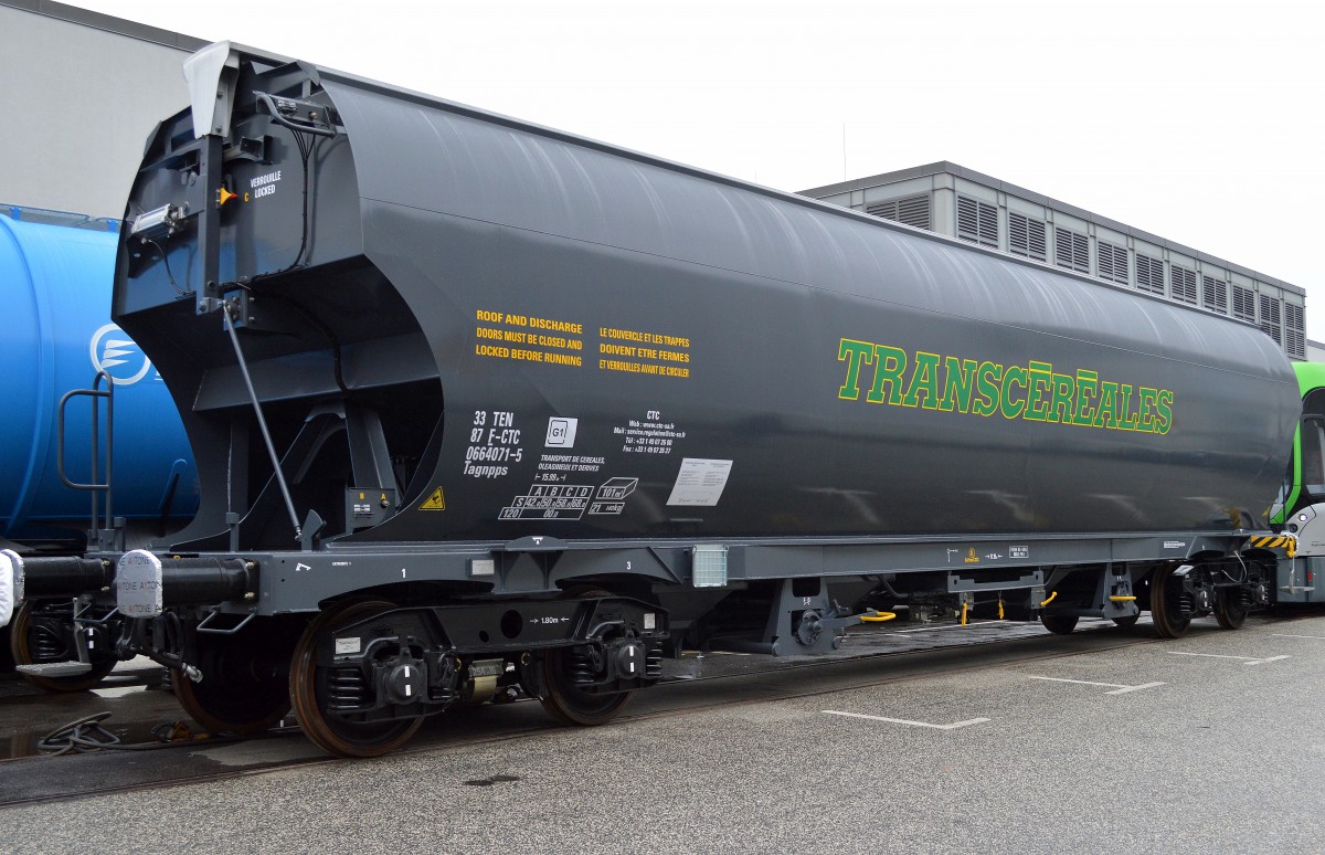 Ein weiterer riesiger Schüttgutwagen mit Schwenkdach zum Transport von Getreide (TRANSCEREALES) vom französischer Hersteller Titagarh Wagons AFR S.A. mit der Nr. 33 TEN 87 F-CTC 0664 071-5 Tagnpps am 26.09.14 Inno Trans Berlin.