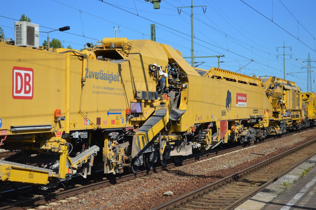 Ein weiteres Segment des Schnellumbauzuges von Plasser & Theurer vom Typ SUM Q3 der DB Bahnbau Gruppe mit der Bezeichnung SUM 315  Büffel  am 17.09.15 Bhf. Flughafen Berlin-Schönefeld. 