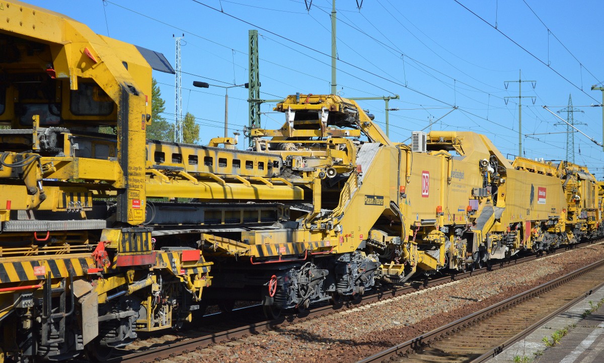 Ein weiteres Segment des Schnellumbauzuges von Plasser & Theurer vom Typ SUM Q3 der DB Bahnbau Gruppe mit der Bezeichnung SUM 315  Büffel  am 17.09.15 Bhf. Flughafen Berlin-Schönefeld. 