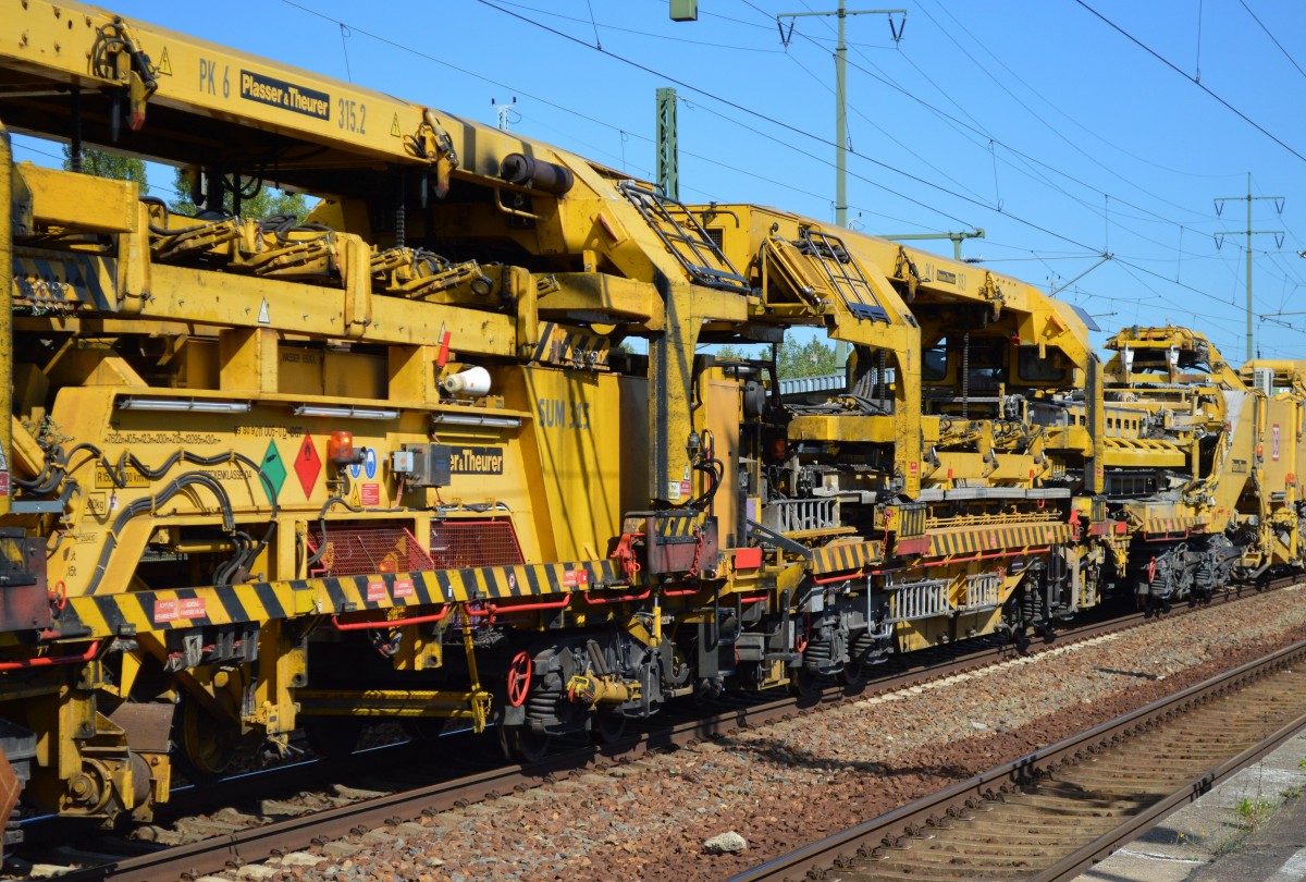 Ein weiteres Segment zum Schienen verlegen des Schnellumbauzuges von Plasser & Theurer vom Typ SUM Q3 der DB Bahnbau Gruppe mit der Bezeichnung SUM 315  Büffel  am 17.09.15 Bhf. Flughafen Berlin-Schönefeld. 