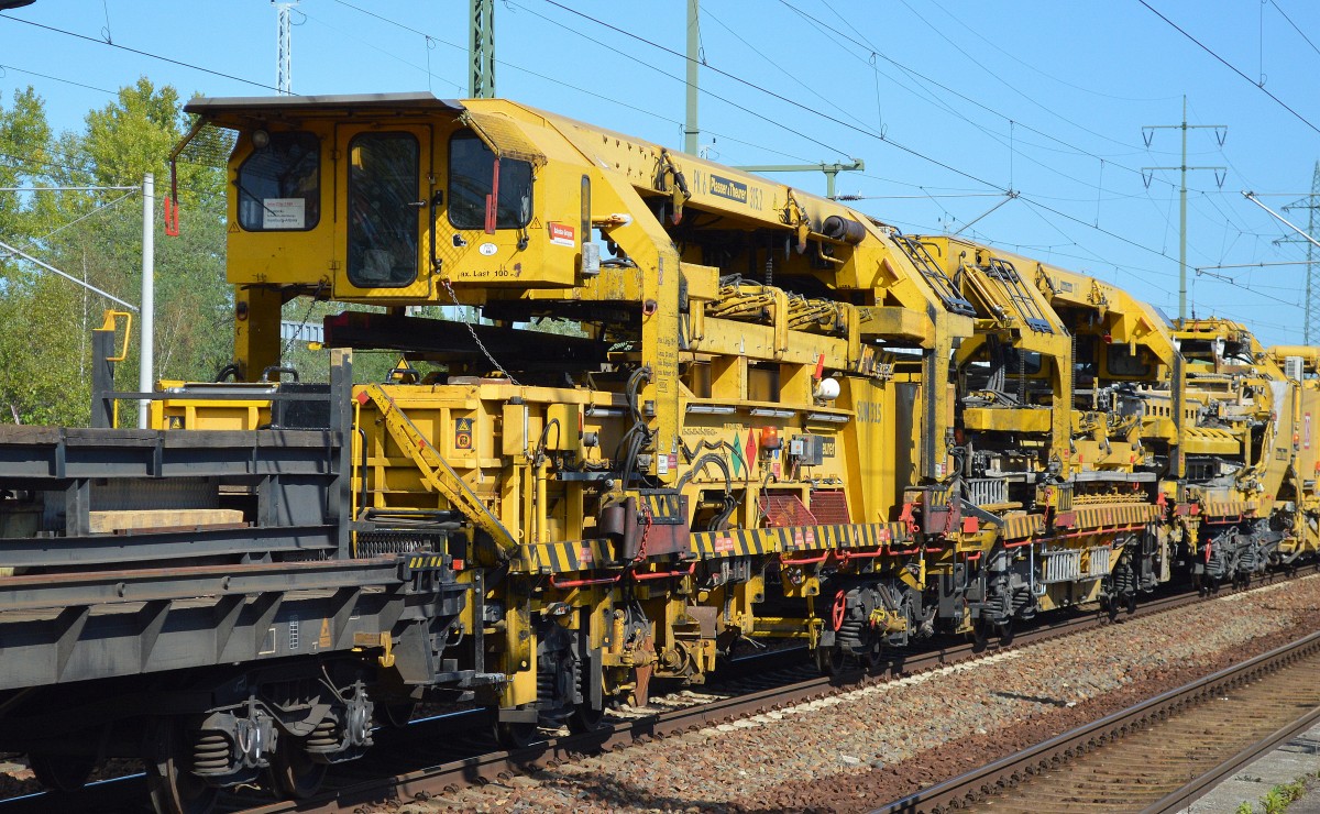 Ein weiteres Segment zum Schienen verlegen des Schnellumbauzuges von Plasser & Theurer vom Typ SUM Q3 der DB Bahnbau Gruppe mit der Bezeichnung SUM 315  Büffel  am 17.09.15 Bhf. Flughafen Berlin-Schönefeld. 