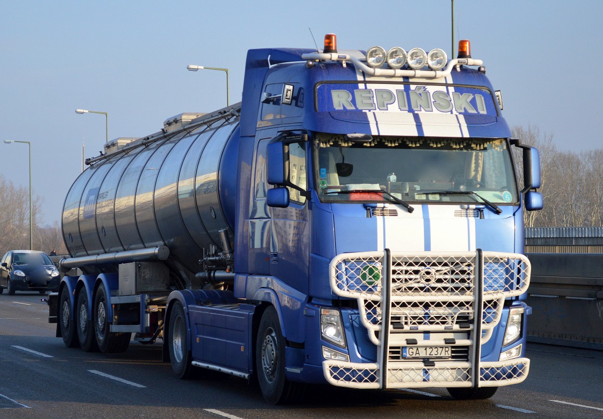 Ein wirklich coole VOLVO Zugmaschine aus Polen der Fa.REPINSKI mit Tankauflieger von MARLEP TANKLOGISTIK (für Lebensmitteltransporte) am 18.02.16 Berlin-Heinersdorf.