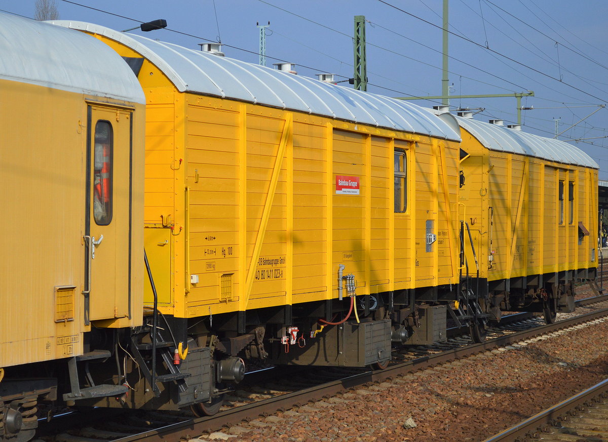Ein Wohnwagen mit der Nr. D-DB Bahnbaugruppe GmbH 40 80 1411 023-8 Gos Bf. Königsborn am 16.02.17 Bf. Flughafen Berlin-Schönefeld.