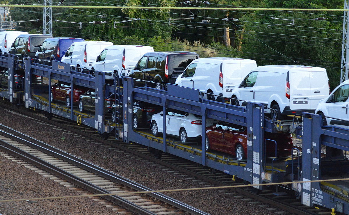Eine Bahnlieferung fabrikneuer FORD Transit Transporter am 28.06.16 Berlin-Springpfuhl.