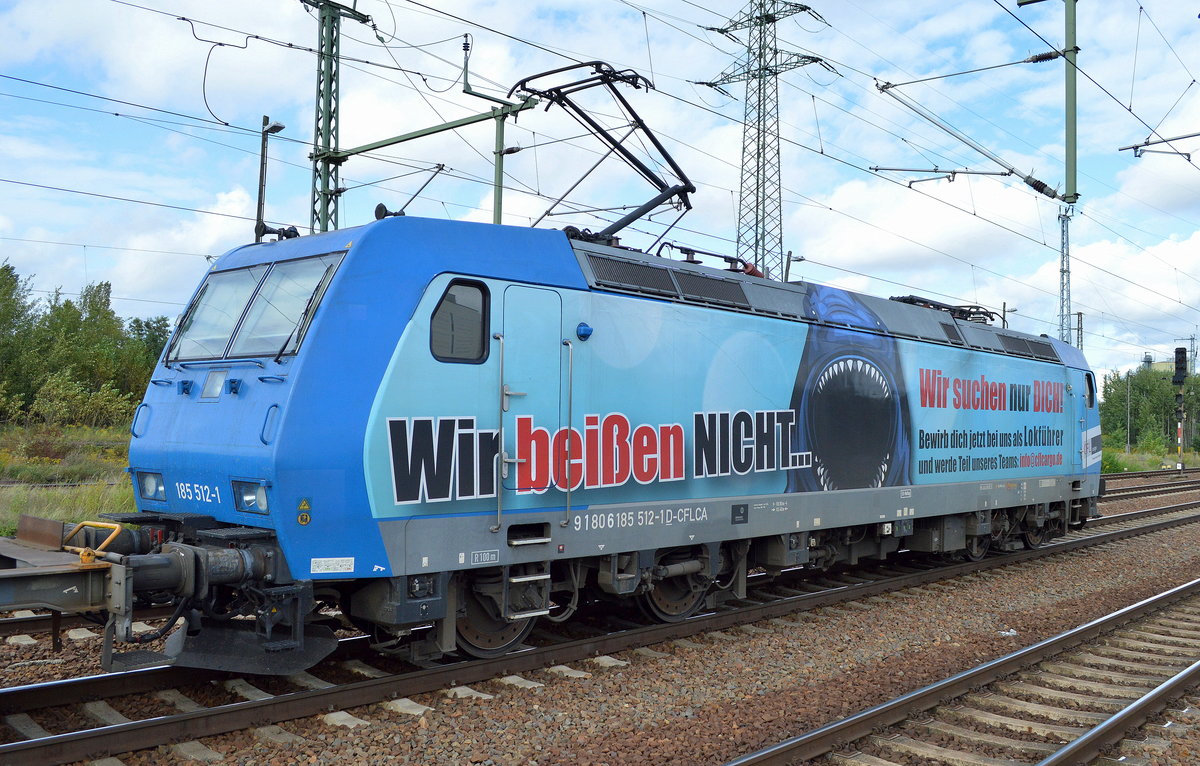 Eine der beeindruckensten neueren privaten Werbeloks ist im Moment für die CFL Cargo Deutschland unterwegs, die 185 512-1 [NVR-Number: 91 80 6185 512-1 D-CFLCA] Motiv Haifisch  Motto: wir beißen nicht...Eir suchen nur DICH  mit Containertransportzug (leer) am 14.09.17 Bf. Flughafen Berlin-Schönefeld.
