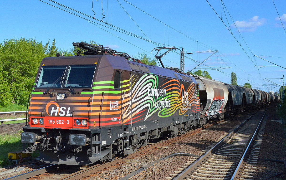 Eine der im Design wohl auffälligsten und gelungesten Privatloks ist die schon seit geraumer Zeit für HSL im Einsatz befindliche 185 602-0, die hier mit einem leeren Kesselwagenzug die Industrieübergabe Nordost Richtung Stendell verlässt, 15.05.17 Berlin-Hohenschönhausen.