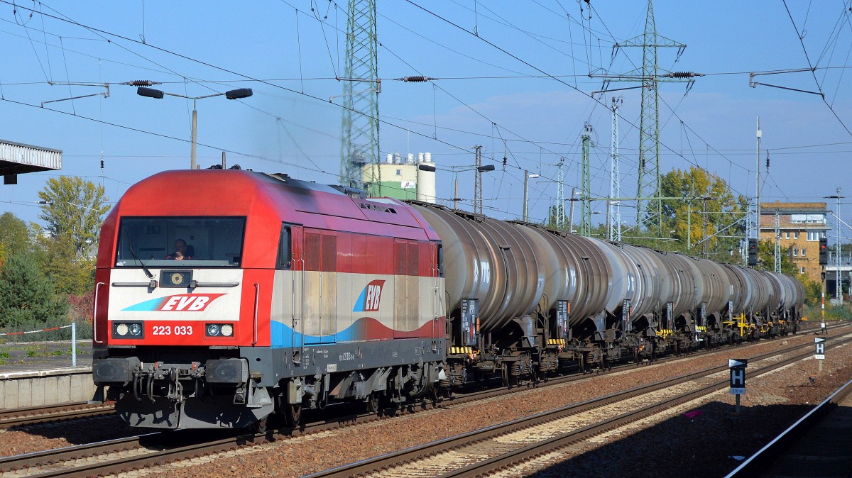 Eine erneute Überraschung auf dem Berliner Außenring, nach dem WLC Taurus vor einer Woche die nächste hier vor Ort noch nicht gesehene EVU mit der EVB Lok 223 033 mit einem Kesselwagenzug (UN-Nr. 30/1863 = Düsenkraftstoff) am 10.10.15 Durchfahrt Bhf. Flughafen Berlin-Schönefeld.