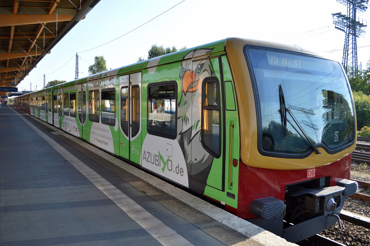 Eine der erst seit recht kurzer Zeit im Einsatz befindlichen neunen Werbefolien (Fa. AZUBIYO.de) auf dem S-Bahn Vietelzug 481 089-1 hier auf der Linie S75 nach Berlin Westkreuz am 08.09.16 Berlin Springpfuhl.