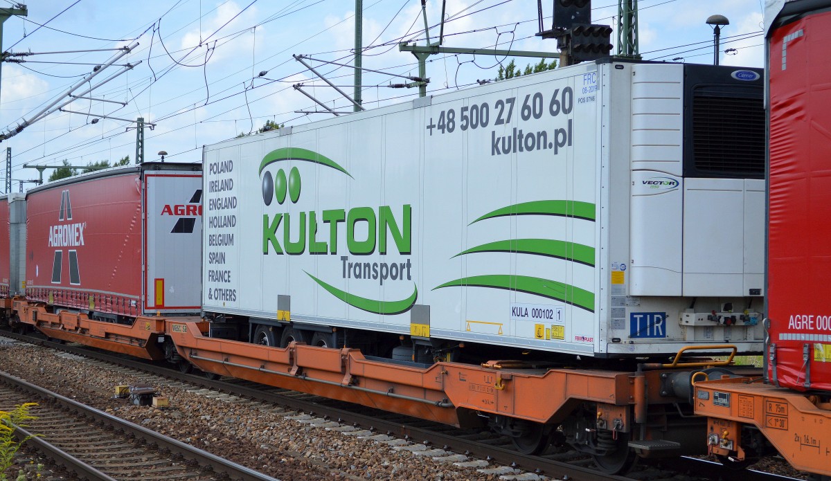 Eine ganze Reihe polnischer Sped. nimmt inzwischen die Bahn auch gerne in Anspruch um ihre LKW-Auflieger ohne Stau und Dieselbenzinverbrauch durch Europa zu transportieren, hier ein Auflieger der Fa. KULTON Transport, 01.08.14 Bhf. Flughafen Berlin-Sch�nefeld.