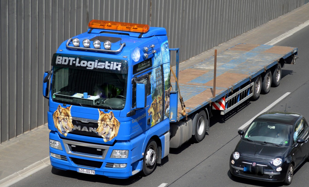 Eine ganze Reihe Zugmaschinen der Fa. BDT-Logistik haben zum Teil wunderschöne Bildermotive, hier eine MAN TGX 18.480 Zugmaschine mit Flachauflieger am 07.05.15 Berliner Stadtautobahn Höhe Knobelsdorffstr.