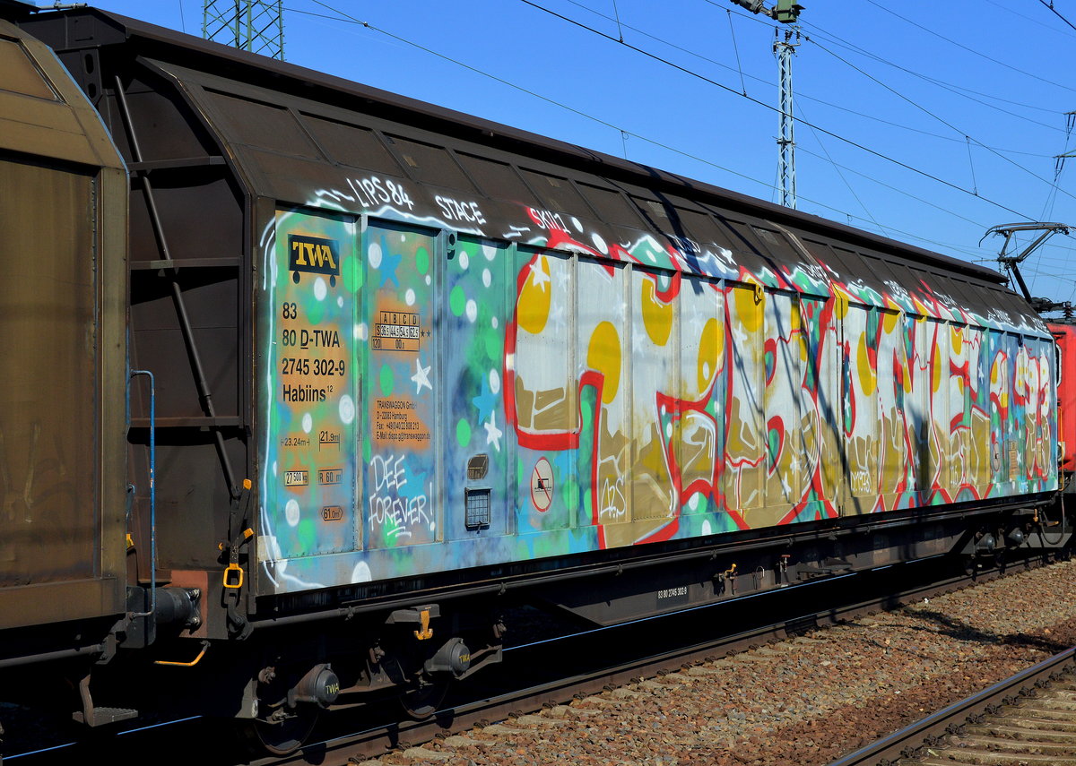 Eine ganze Seite eines Schiebewandwagens, Graffity am 28.03.17 Bf. Flughafen Berlin-Schönefeld gesichtet.