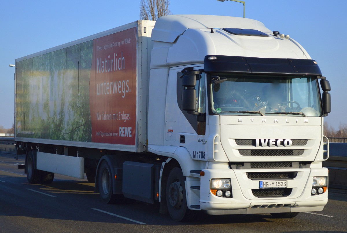 Eine IVECO STRALIS 270 Zugmaschine mit Erdgasantrieb der Sped. LM MEYER LOGISTIK mit Auflieger der Handelskette REWE am 17.02.16 Berlin-Heinersdorf.