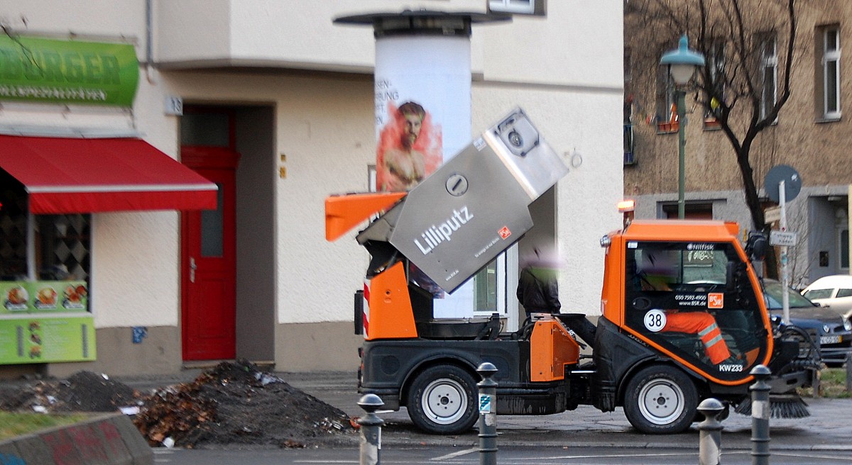 Eine JUNGOJET 3500 Kehrmaschine der Berliner Stadtreinigung (KW233)entleert seinen Schmutzbehälter (im Moment hauptsächlich Streugranulat der Winterdienste) am Fahrwegrand, 06.02.14 Berlin-Schöneberg. 