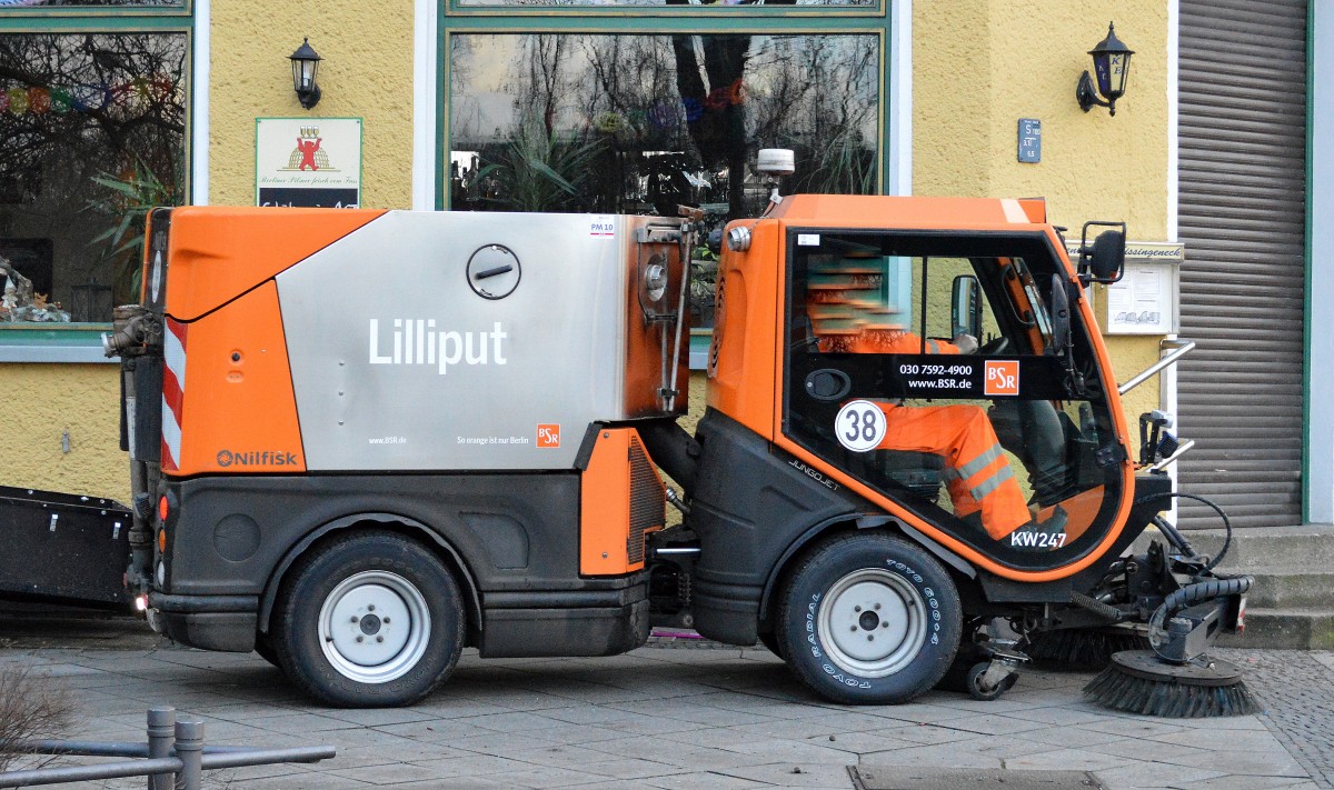 Eine Kehrmaschine, ein JUNGOJET 3500 vom Hersteller Nilfisk der Berliner Stadtreinigung (KW247) beim S�ubern der Silvester�berbleibsel auf den Berliner Stra�en, 02.01.15 Berlin-Pankow.