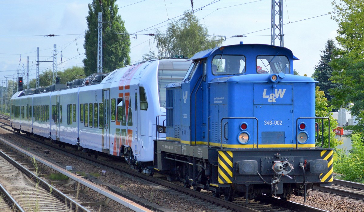 Eine kleine Dieselok der Fa. Laeger & Wöstenhöfer GmbH & Co.KG, die 346 002 (98 80 3345 388-3 D-LUW, Lew Bj.1977) überführt einen fabrikneuen fünteiligen FLIRT (429 608-3) für die DB Regio - RMV - Rhein-Main-Verkehrverbund + Saarland am 06.08.14 Richtung Karower Kreuz Berlin.