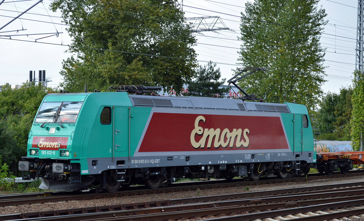 Eine kleine Überraschung am Nachmittag, die 185 612-9[NVR-Number: 91 80 6185 612-9 D-EBT, Bombardier Bj.2008] von Emons mit einem Ganzzug unbeladener WASCOSA Containertragwagen kam aus Richtung Industrieübergabe Berlin Nordost Richtung Süden, 09.09.16 Berlin Springpfuhl.