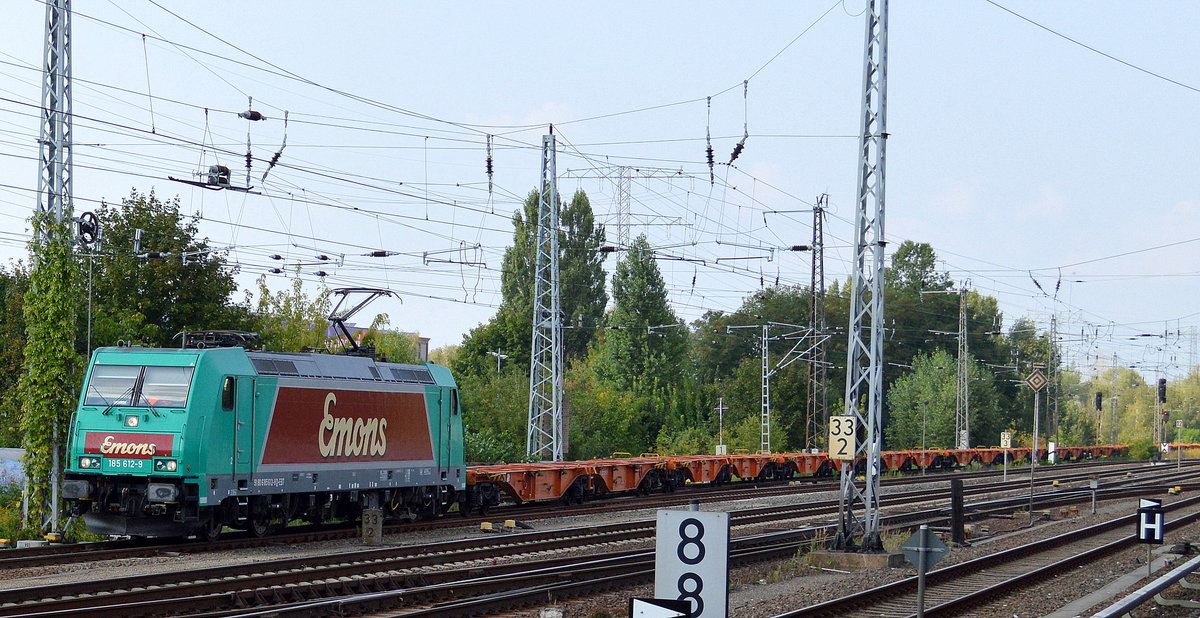 Eine kleine Überraschung am Nachmittag, die 185 612-9[NVR-Number: 91 80 6185 612-9 D-EBT, Bombardier Bj.2008] von Emons mit einem Ganzzug unbeladener WASCOSA Containertragwagen kam aus Richtung Industrieübergabe Berlin Nordost Richtung Süden, 09.09.16 Berlin Springpfuhl.