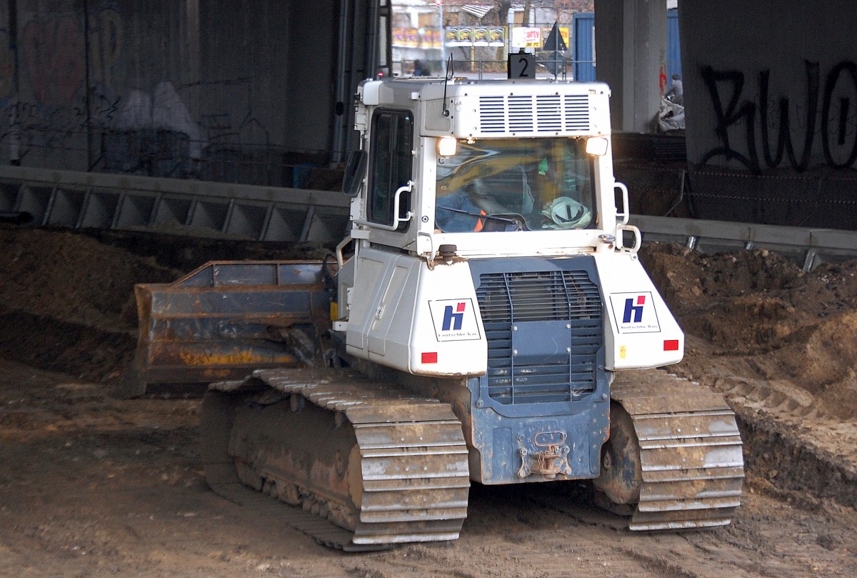 Eine KOMATSU D51PX Raupe der Fa. hentschke, die im Moment auf der Großbaustelle Berlin-Ostkreuz zum Einsatz kommt, 10.12.13
