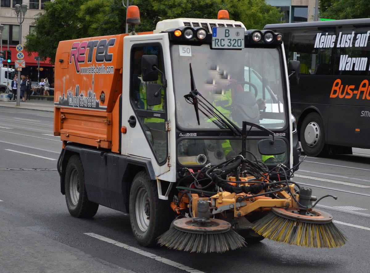 Eine LADOG Kehrmaschine der Fa. RETEC am 13.07.16 Berlin-Mitte.