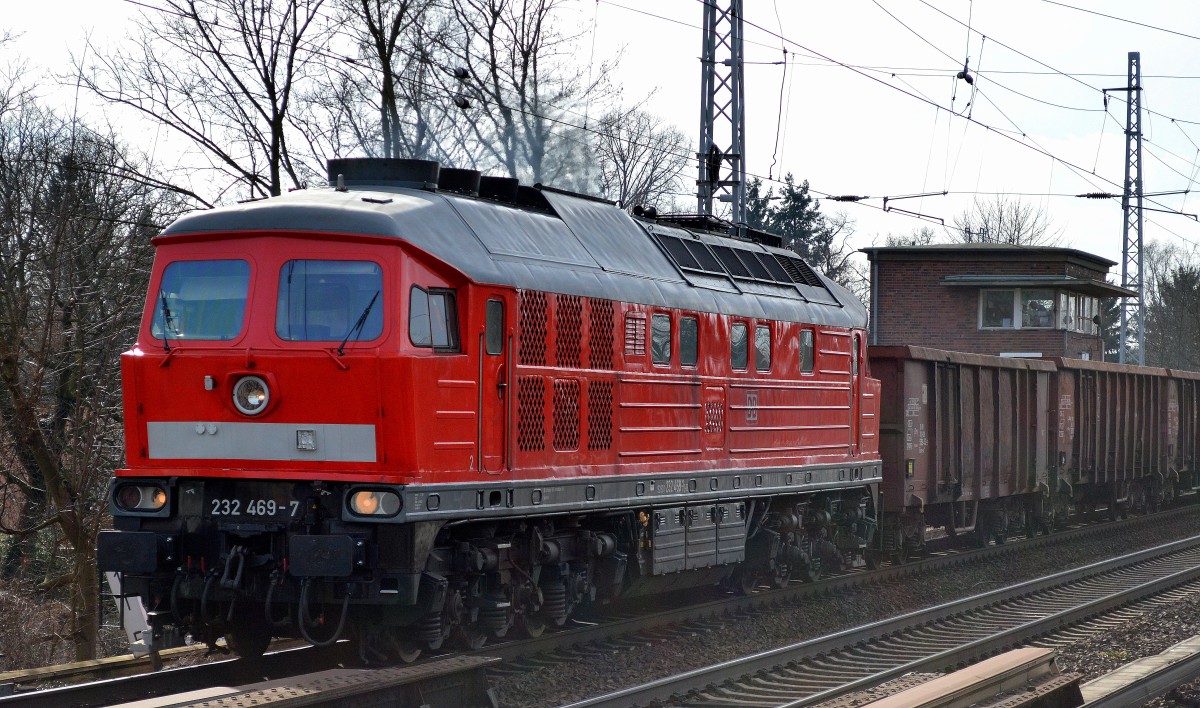 Eine leicht dampfende 232 469-7 mit Ganzzug offener Güterwagen am 24.02.15 Berlin-Karow.