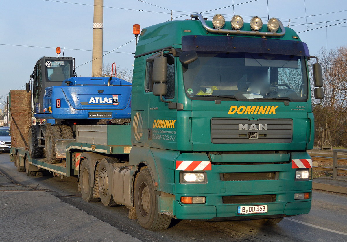 Eine MAN TGA 25.480 Zugmaschine der Fa.DOMINIK mit Ladebrücken-Trailer mit ATLAS 140W Mobilbagger am 16.12.16 Berlin Friedrichsfelde.