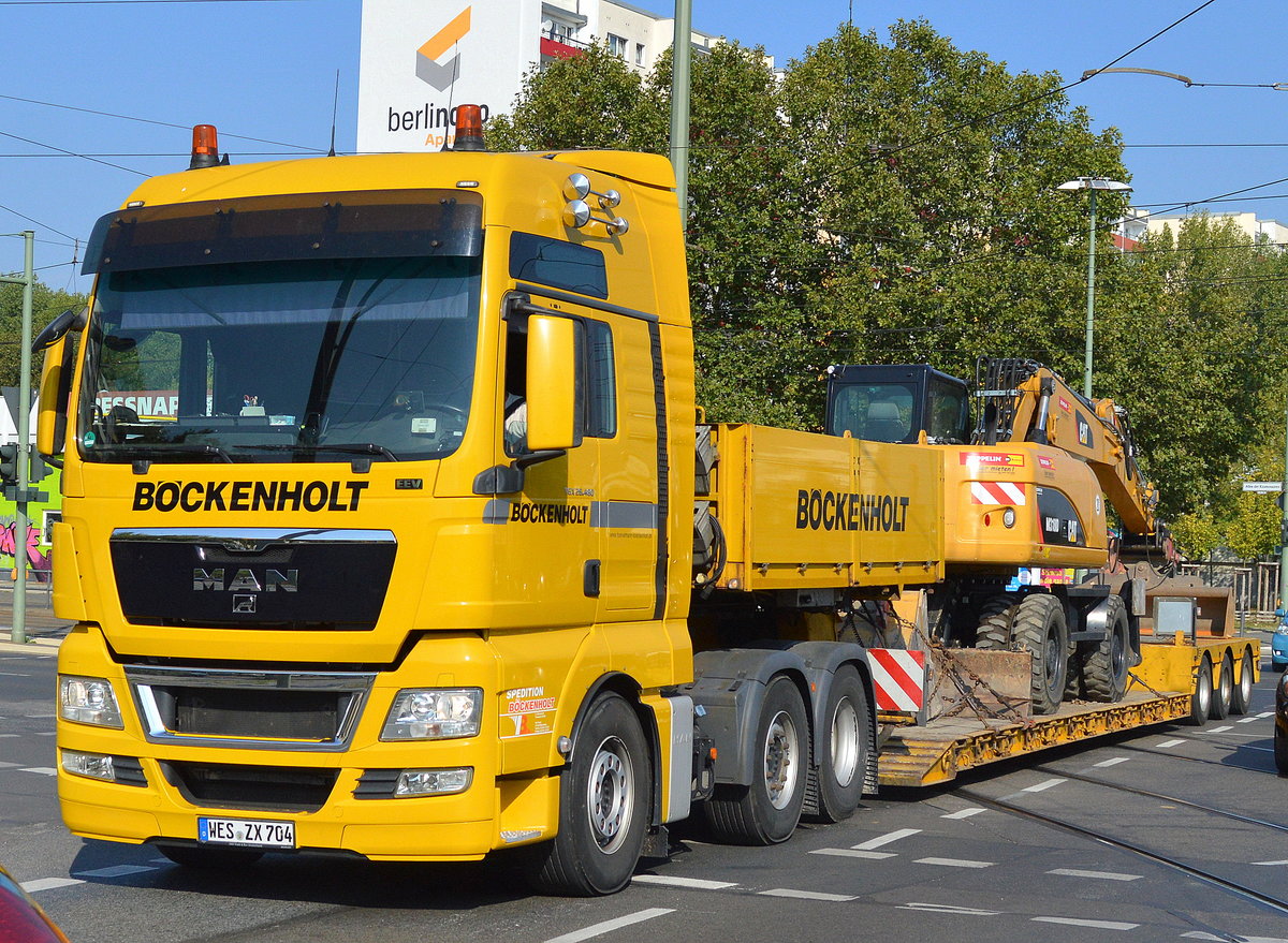 Eine MAN TGX 26.480 Zugmaschine mit Ladebrücke der Fa.BOCKENHOLT bealden mit einem CAT M318D Mobilbagger (Mietbaumaschine) am 16.09.16 Berlin-Marzahn. 