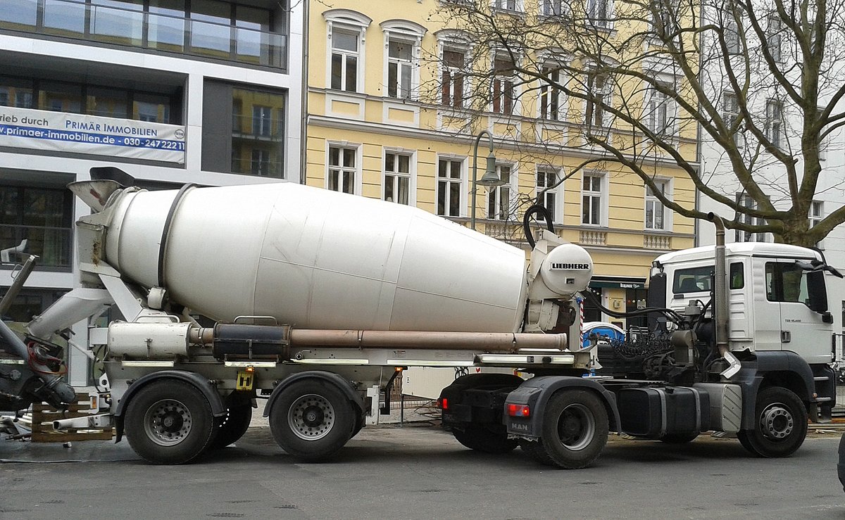 Eine MAN TGX 32.400 Zugmaschine mit LIEBEHERR Betonmischtrommel als Auflieger am 23.03.16 Berlin Prenzl.Berg.