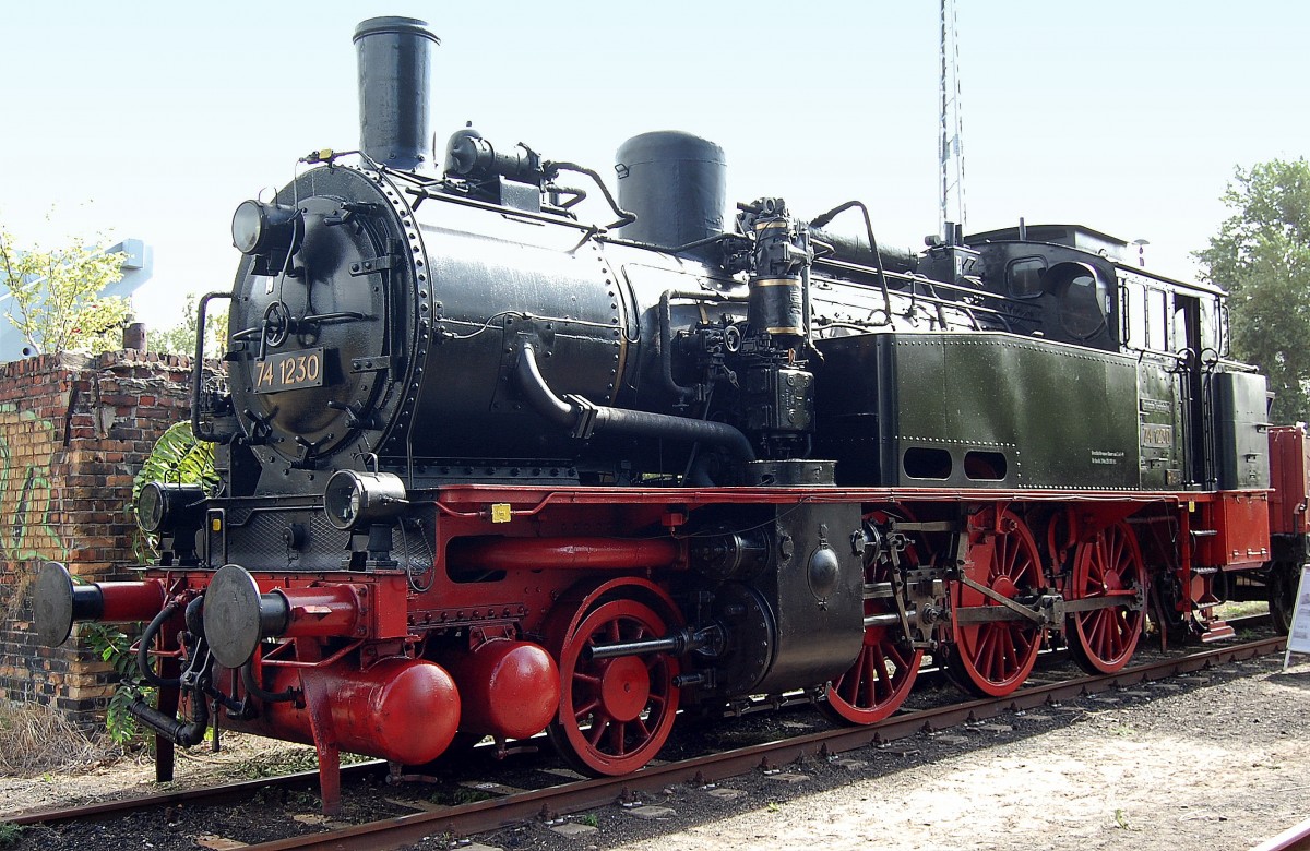 Eine meiner pers�nlichen Lieblingsloks auf dem 10. Berliner Eisenbahfest im ehemaligen Bw. Berlin-Sch�neweide, die wirklich alte aber noch fahrbereite preu�ische T12 (ex DR) 74 1230 von Borsig Bj.1916  der Damplokfreunde Berlin e.V., diesmal am �u�ersten Rand positioniert, 01.09.13