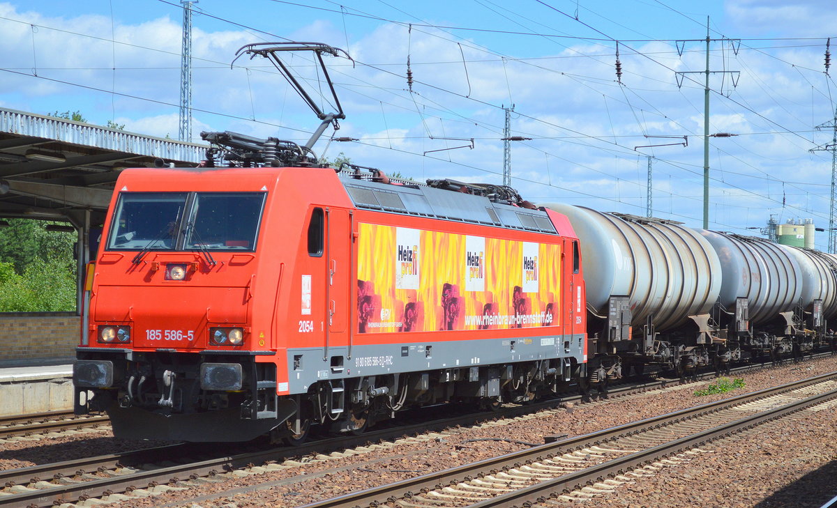 Eine der mir am längsten bekannten privaten Werbeloks (immer noch in erstaunlich guter Erhaltung) ist die RHC 185 586-5  rheinbraun Brennstoffe /Heizprofi  hier mit Kesselwagenzug am 04.07.17 Bf. Flughafen Berlin-Schönefeld.