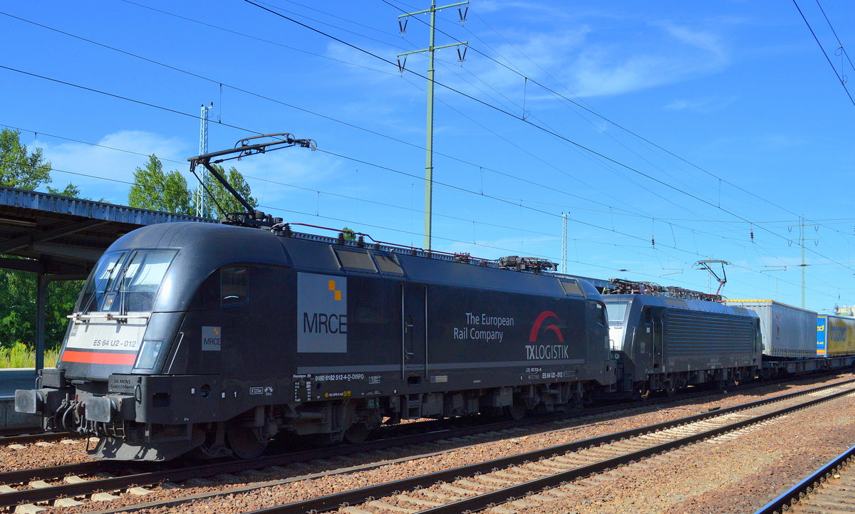 Eine der nach wie vor eher seltenen TXL Leistungen hier im Nordosten, Doppeltraktion mit dem MRCE Taurus 182 512-4 und der MRCE Dispolok 189 101-9 für TXL mit KLV-Güterzug am 22.07.16 Durchfahrt Bf. Flughafen Berlin-Schönefeld.