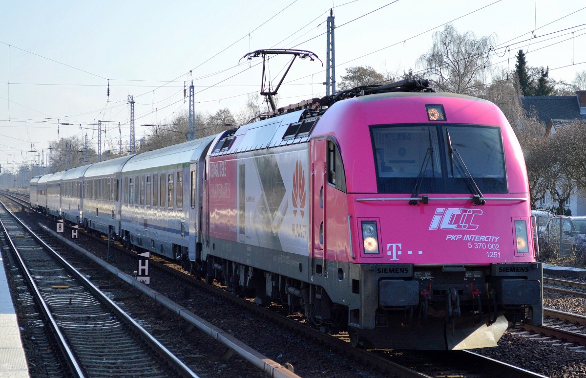 Eine neue Telekom-Werbefolie hat die polnische Husarz 5 370 002 erhalten hier mit EC 46 aus Warschau Richtung Berliner Innenstadt am 17.02.16 Berlin-Hirschgarten.