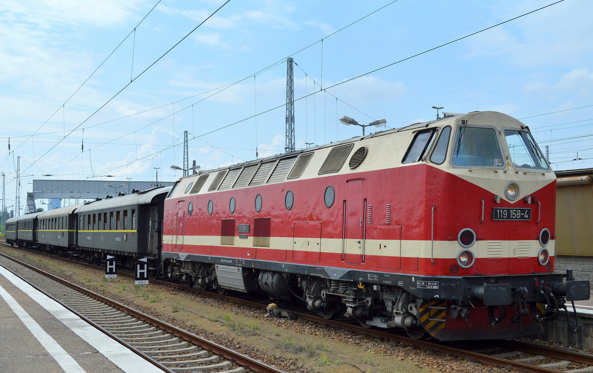Eine offizielle Sonderfahrt war am heutigen Tag eigentlich nicht vermerkt, die Dampflokfreunde Berlin mit ihrer 119 158-4 (219 158-3) und vier ihrer historischen Personenwagen am 31.05.16 im Bf. Berlin-Lichtenberg. Ich nehme mal an eine private Charter-Veranstaltung oder sowas.
